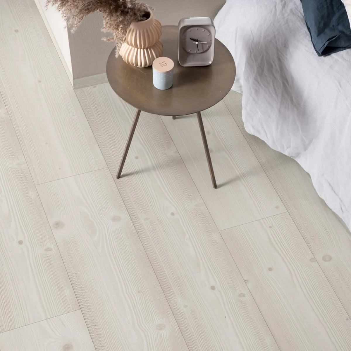 Modern Plank 4V - Brushed White Pine*Pergo